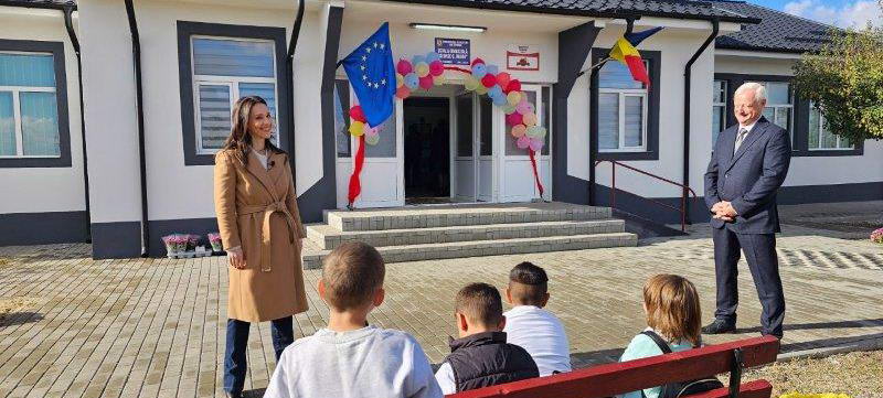 Andreea Răducan, Ambasadoarea BookLand, a inaugurat Școala Gimnazială „George C. Dragu” din Coroiești, renovată cu 250.000 euro