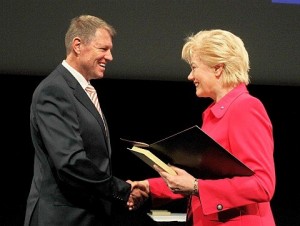 Klaus Iohannis decorat de Erika Steinbach.